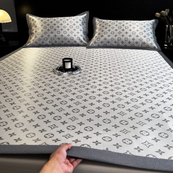 High end cooling mat with ice silk mat 1.8m bed [180 * 200cm cooling mat+pillowcase * 2]